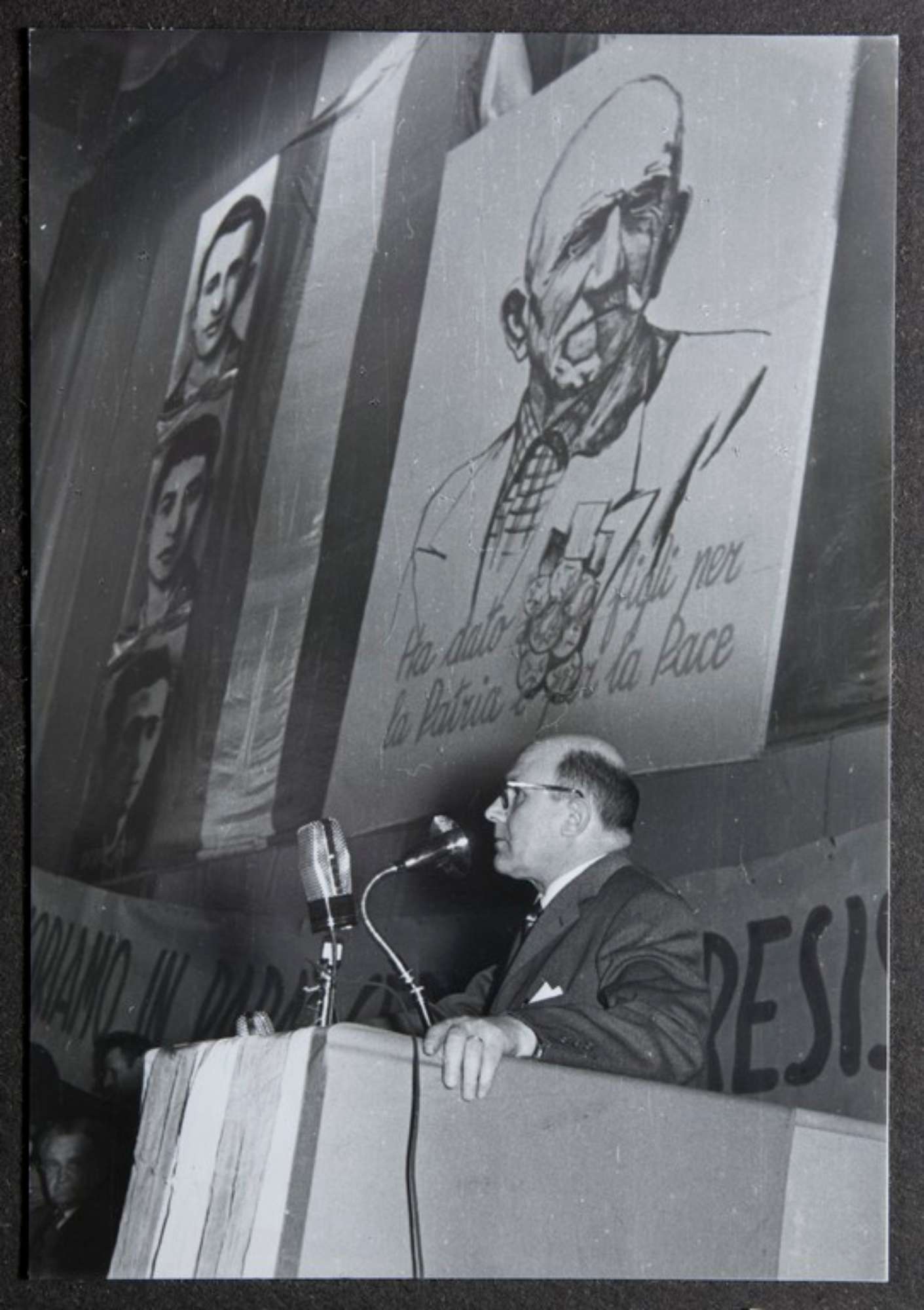 Reggio Emilia, 1955, Teatro Municipale, Festeggiamenti per l'80° di Alcide Cervi, parla il sindaco Cesare Campioli
